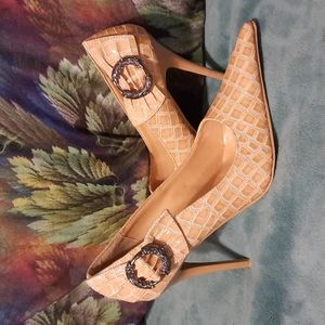 Stermax & Co., Beige Gold, 4 inch Heel, Pointed Toe, Size 8M...  Great Condition